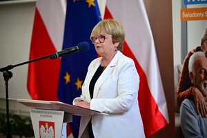 Policjanci oraz inne osoby podczas inauguracji programu „Świadomy Senior - Bezpieczny Senior”