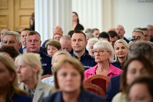 Policjanci oraz inne osoby podczas inauguracji programu „Świadomy Senior - Bezpieczny Senior”