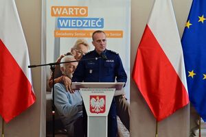 Policjanci oraz inne osoby podczas inauguracji programu „Świadomy Senior - Bezpieczny Senior”
