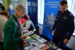 Policjanci oraz inne osoby podczas inauguracji programu „Świadomy Senior - Bezpieczny Senior”