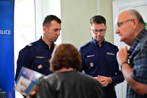 Policjanci oraz inne osoby podczas inauguracji programu „Świadomy Senior - Bezpieczny Senior”