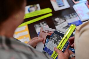 Policjanci oraz inne osoby podczas inauguracji programu „Świadomy Senior - Bezpieczny Senior”