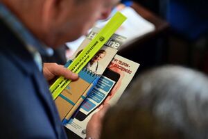 Policjanci oraz inne osoby podczas inauguracji programu „Świadomy Senior - Bezpieczny Senior”