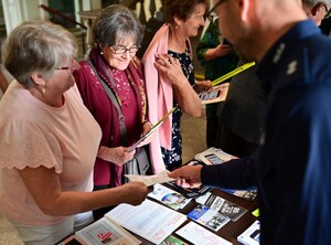 Policjanci oraz inne osoby podczas inauguracji programu „Świadomy Senior - Bezpieczny Senior”