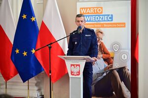 Policjanci oraz inne osoby podczas inauguracji programu „Świadomy Senior - Bezpieczny Senior”