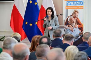 Policjanci oraz inne osoby podczas inauguracji programu „Świadomy Senior - Bezpieczny Senior”