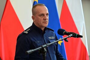 Policjanci oraz inne osoby podczas inauguracji programu „Świadomy Senior - Bezpieczny Senior”