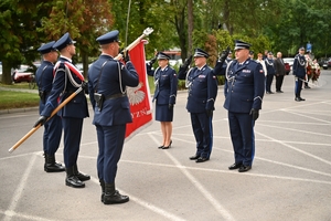 Policjanci podczas uroczystości pod tablicami poświęconymi pamięci poległych policjantów