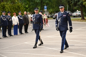 Policjanci podczas uroczystości pod tablicami poświęconymi pamięci poległych policjantów