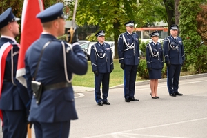 Policjanci podczas uroczystości pod tablicami poświęconymi pamięci poległych policjantów