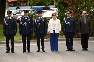 Policjanci podczas uroczystości pod tablicami poświęconymi pamięci poległych policjantów