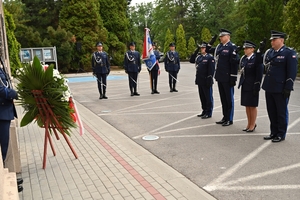 Policjanci podczas uroczystości pod tablicami poświęconymi pamięci poległych policjantów