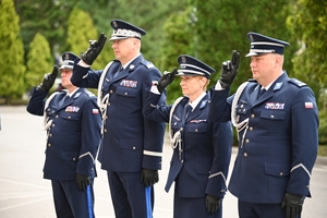 Policjanci podczas uroczystości pod tablicami poświęconymi pamięci poległych policjantów