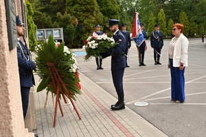 Policjanci podczas uroczystości pod tablicami poświęconymi pamięci poległych policjantów