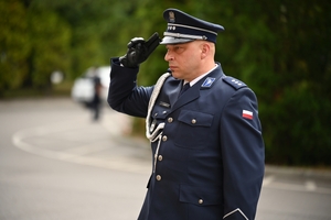 Policjanci podczas uroczystości pod tablicami poświęconymi pamięci poległych policjantów