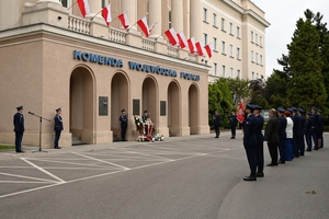 Policjanci podczas uroczystości pod tablicami poświęconymi pamięci poległych policjantów