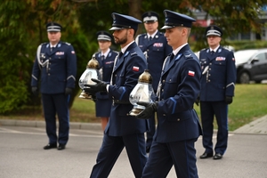 Policjanci podczas uroczystości pod tablicami poświęconymi pamięci poległych policjantów