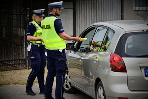 Policjanci podczas kontroli drogowej