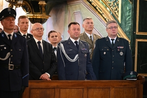 Policjanci i zaproszeni goście - podczas uroczystości Wojewódzkich Obchodów Święta Policji w Rzeszowie