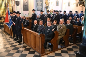 Policjanci i zaproszeni goście - podczas uroczystości Wojewódzkich Obchodów Święta Policji w Rzeszowie