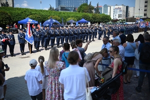 Policjanci i zaproszeni goście - podczas uroczystości Wojewódzkich Obchodów Święta Policji w Rzeszowie