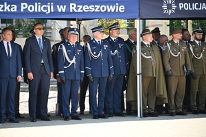Policjanci i zaproszeni goście - podczas uroczystości Wojewódzkich Obchodów Święta Policji w Rzeszowie