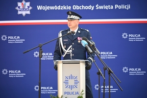 Policjanci i zaproszeni goście - podczas uroczystości Wojewódzkich Obchodów Święta Policji w Rzeszowie