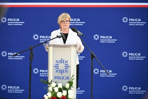 Policjanci i zaproszeni goście - podczas uroczystości Wojewódzkich Obchodów Święta Policji w Rzeszowie