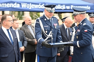 Policjanci i zaproszeni goście - podczas uroczystości Wojewódzkich Obchodów Święta Policji w Rzeszowie