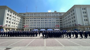 Policjanci i zaproszeni goście - podczas uroczystości Wojewódzkich Obchodów Święta Policji w Rzeszowie