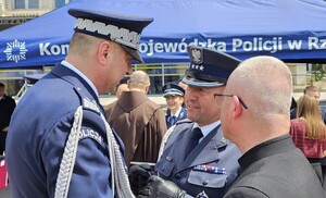 Komendant Wojewódzki Policji w Rzeszowie wraz z zaproszonymi gośćmi