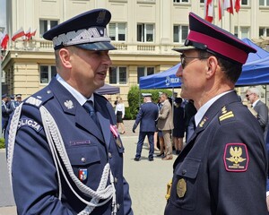 Komendant Wojewódzki Policji w Rzeszowie wraz z zaproszonymi gośćmi