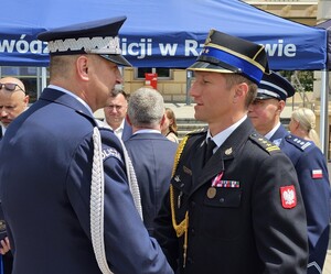 Komendant Wojewódzki Policji w Rzeszowie wraz z zaproszonymi gośćmi