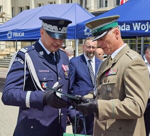Komendant Wojewódzki Policji w Rzeszowie wraz z zaproszonymi gośćmi