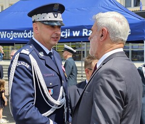 Komendant Wojewódzki Policji w Rzeszowie wraz z zaproszonymi gośćmi