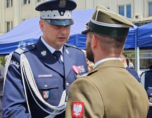 Komendant Wojewódzki Policji w Rzeszowie wraz z zaproszonymi gośćmi