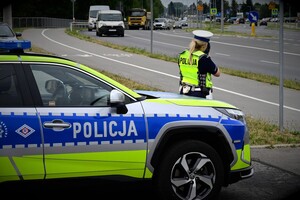 Policjantka podczas wykonywania czynności służbowych na drodze