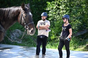 Policjanci oraz goście podczas wizyty w ogniwie konnym