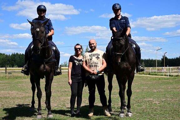 Policjanci oraz goście podczas wizyty w ogniwie konnym