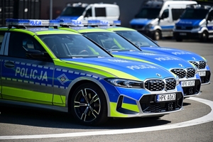 Nowy radiowóz marki BMW - oznakowany, stoi na placu