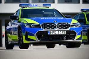 Nowy radiowóz marki BMW - oznakowany, stoi na placu