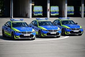 Nowy radiowóz marki BMW - oznakowany, stoi na placu