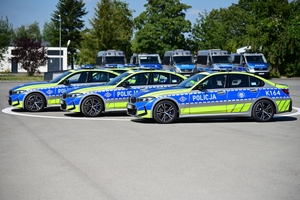 Nowy radiowóz marki BMW - oznakowany, stoi na placu