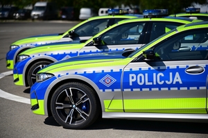 Nowy radiowóz marki BMW - oznakowany, stoi na placu