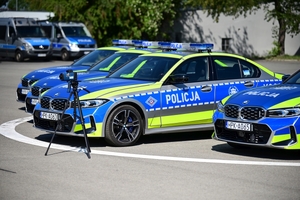 Nowy radiowóz marki BMW - oznakowany, stoi na placu