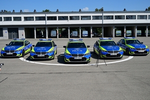 Nowy radiowóz marki BMW - oznakowany, stoi na placu