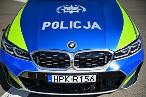 Nowy radiowóz marki BMW - oznakowany, stoi na placu
