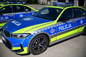 Nowy radiowóz marki BMW - oznakowany, stoi na placu