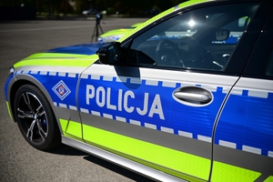 Nowy radiowóz marki BMW - oznakowany, stoi na placu
