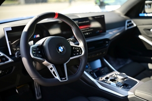 Nowy radiowóz marki BMW - oznakowany, stoi na placu